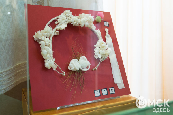 Калым, окручивания косы и танцы на разбитой посуде. Как праздновали свадьбы раньше