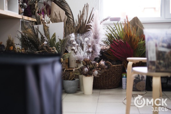 "Им не нужна вода и уход, и они светятся в темноте". Рассказываем, что такое стабилизированные цветы