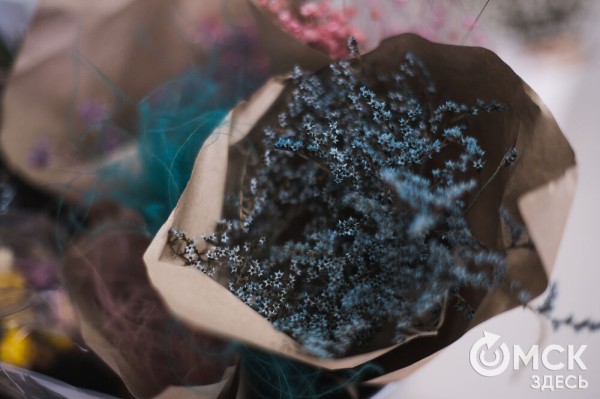 "Им не нужна вода и уход, и они светятся в темноте". Рассказываем, что такое стабилизированные цветы