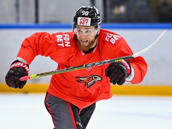 "Мы должны достойно преодолеть непростой этап из 12 матчей на выезде". Нападающий "Авангарда" о новом сезоне "Мы должны достойно преодолеть непростой этап из 12 матчей на выезде". Нападающий "Авангарда" о новом сезоне