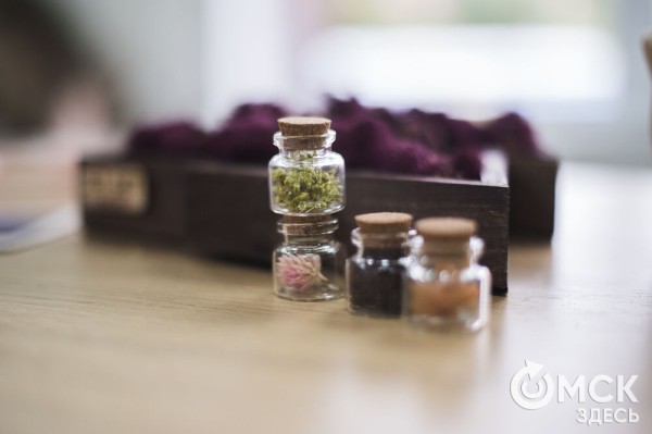 "Им не нужна вода и уход, и они светятся в темноте". Рассказываем, что такое стабилизированные цветы