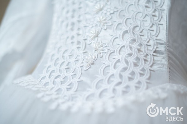 Калым, окручивания косы и танцы на разбитой посуде. Как праздновали свадьбы раньше