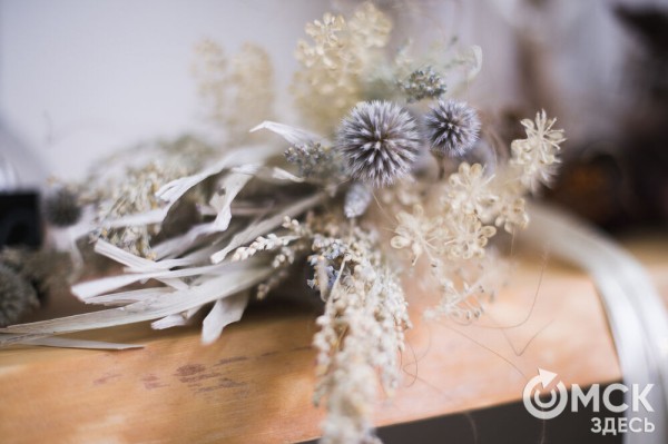 "Им не нужна вода и уход, и они светятся в темноте". Рассказываем, что такое стабилизированные цветы