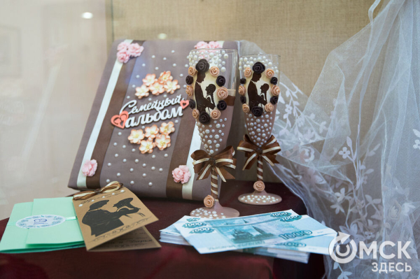 Калым, окручивания косы и танцы на разбитой посуде. Как праздновали свадьбы раньше