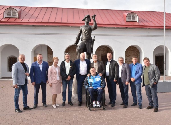 
									Никас Сафронов пишет портреты для омского музея   [ФОТО]  