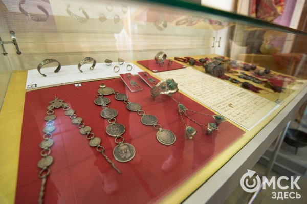 Калым, окручивания косы и танцы на разбитой посуде. Как праздновали свадьбы раньше