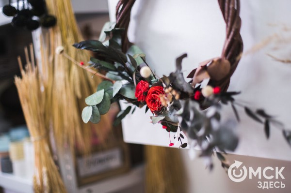 "Им не нужна вода и уход, и они светятся в темноте". Рассказываем, что такое стабилизированные цветы