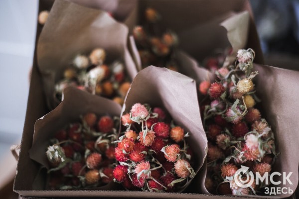 "Им не нужна вода и уход, и они светятся в темноте". Рассказываем, что такое стабилизированные цветы