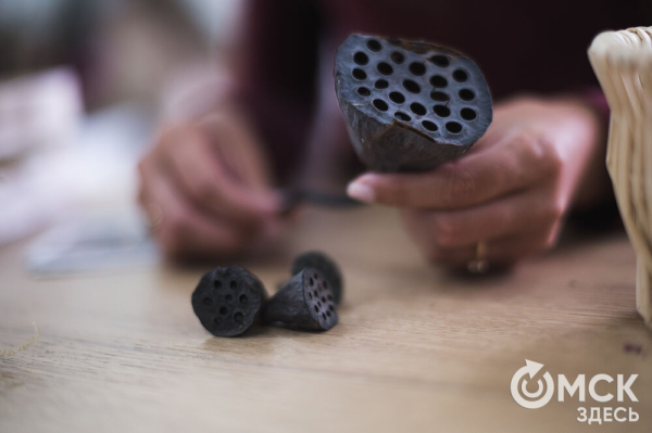 "Им не нужна вода и уход, и они светятся в темноте". Рассказываем, что такое стабилизированные цветы