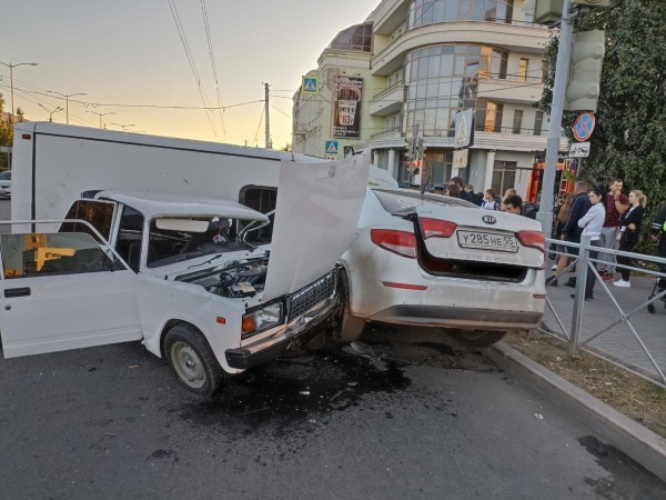 
									В центре Омска в ДТП с маршруткой пострадали 9 человек   [ФОТО]  