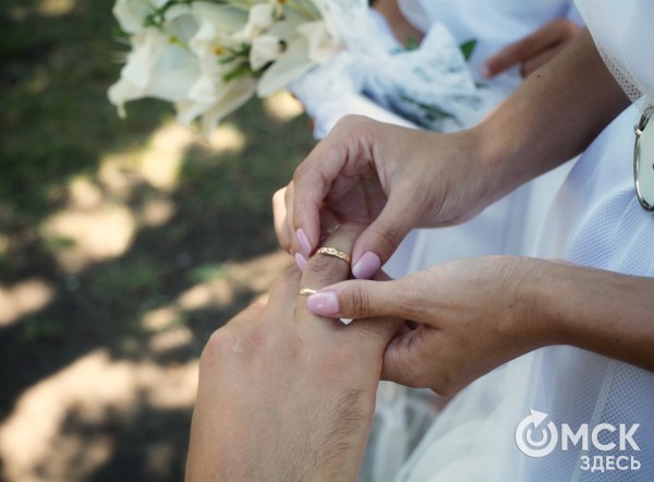 Калым, окручивания косы и танцы на разбитой посуде. Как праздновали свадьбы раньше