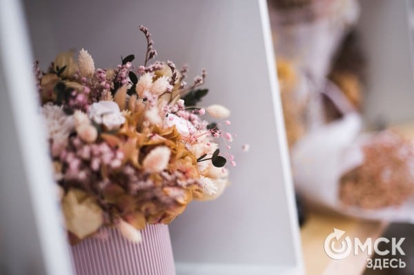 "Им не нужна вода и уход, и они светятся в темноте". Рассказываем, что такое стабилизированные цветы