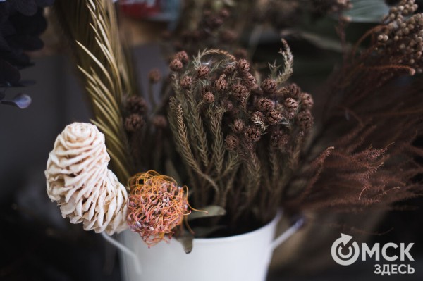 "Им не нужна вода и уход, и они светятся в темноте". Рассказываем, что такое стабилизированные цветы