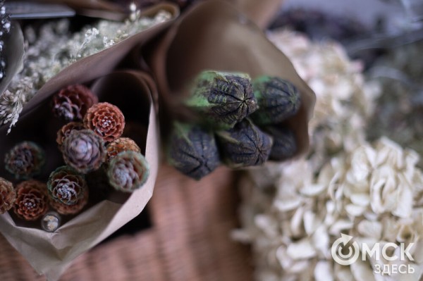 "Им не нужна вода и уход, и они светятся в темноте". Рассказываем, что такое стабилизированные цветы