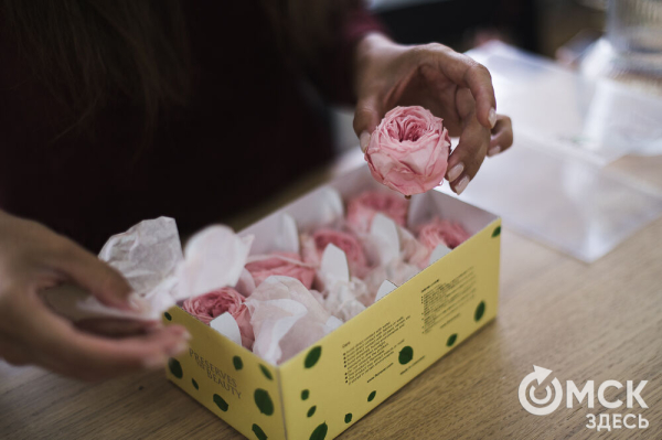 "Им не нужна вода и уход, и они светятся в темноте". Рассказываем, что такое стабилизированные цветы