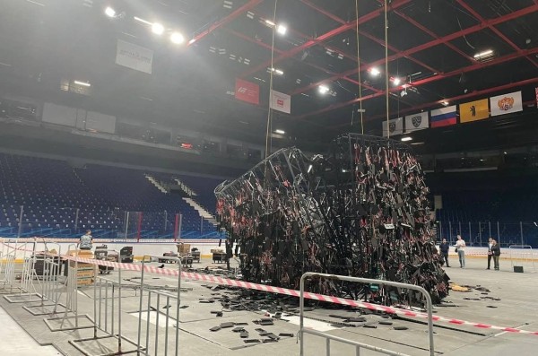 
									Медиакуб на хоккейной арене рухнул на лед во время установки   [ФОТО]  