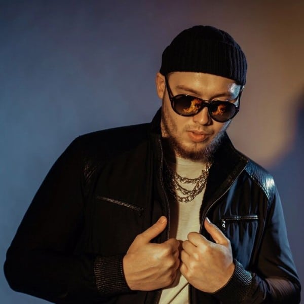 "В моём дворе все были рэперами". Интервью с омским музыкантом Александром Мединцевым