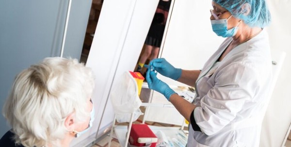 В "Меге" вновь можно привиться от коронавируса