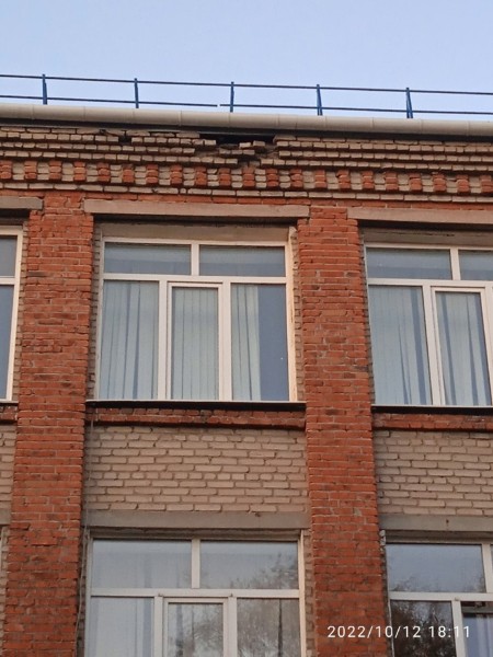 
									С крыши омской школы начали вываливаться кирпичи   [ФОТО]  