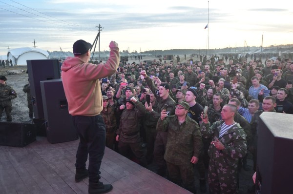 
									В Омске для мобилизованных выступил рэпер Жиган   [ФОТО]  