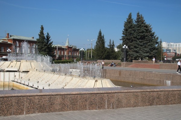 
									Клумбы Vs плитка: почему Театральные площади в Омске и Новосибирске такие разные?   [ФОТО]  