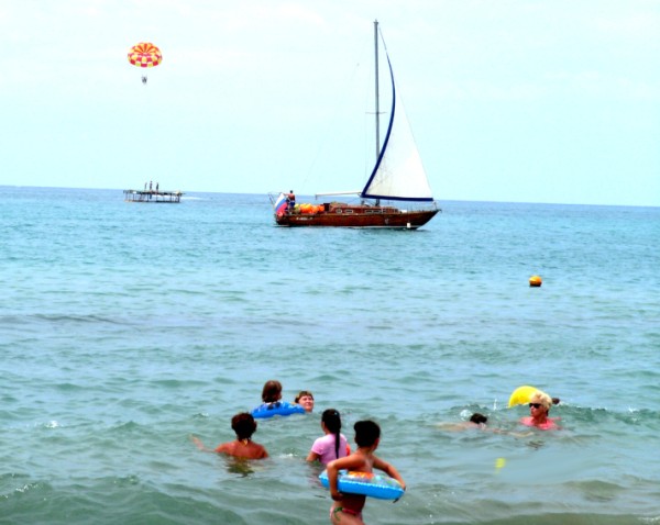 В Крым, в Питер или на дачу: куда этим летом поедут россияне?
В Крым, в Питер или на дачу: куда этим летом поедут россияне?