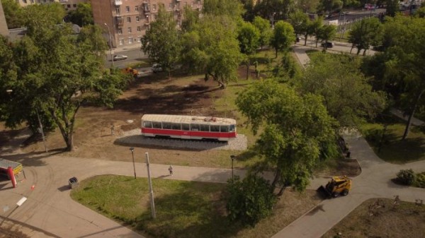 
									Клумбы Vs плитка: почему Театральные площади в Омске и Новосибирске такие разные?   [ФОТО]  