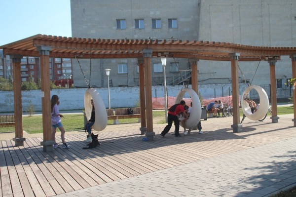 
									Клумбы Vs плитка: почему Театральные площади в Омске и Новосибирске такие разные?   [ФОТО]  