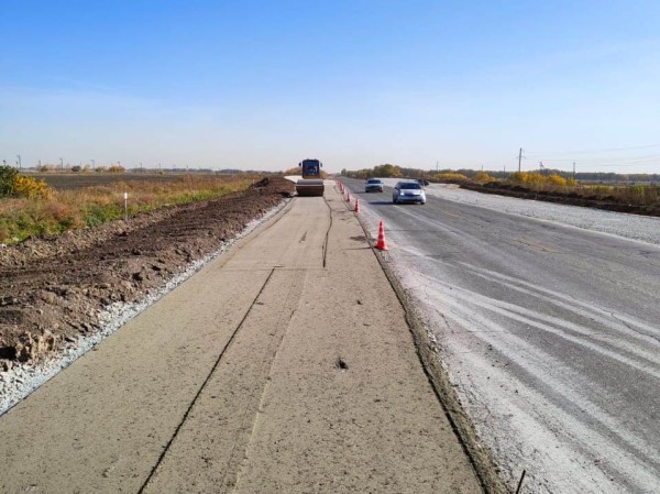 
									Под Омском за миллиард расширяют важную дорогу    [ФОТО]  
