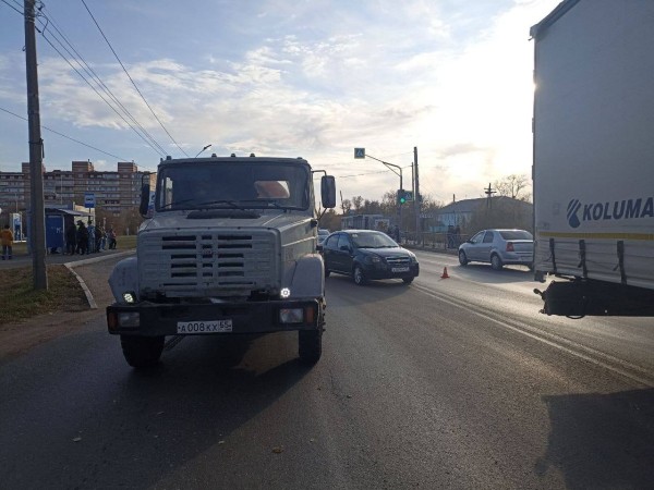 
									В Омске ЗИЛ сбил насмерть 11-летнего мальчика   [ФОТО]  