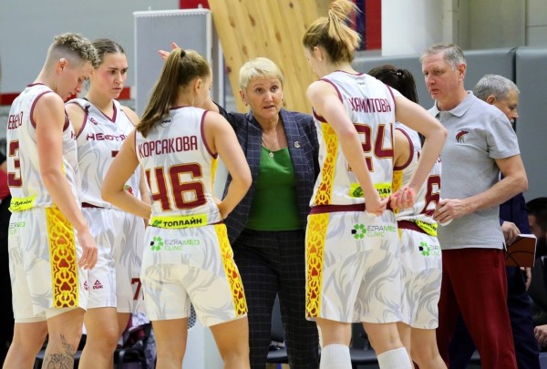 
									Омский «Нефтяник» дебютировал в Премьер-лиге, но проиграл чемпионкам России   [ФОТО]  