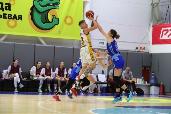 
									Омский «Нефтяник» дебютировал в Премьер-лиге, но проиграл чемпионкам России   [ФОТО]  