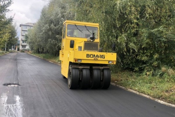 
									В Омске продолжают асфальтировать дороги 