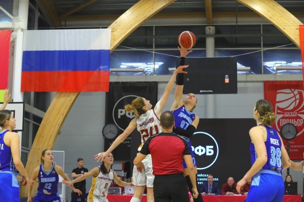 
									Омский «Нефтяник» дебютировал в Премьер-лиге, но проиграл чемпионкам России   [ФОТО]  