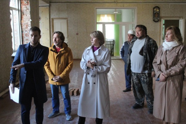 
									После губернаторского нагоняя Дернова сама оценила ремонт еще в одной школе   [ФОТО]  