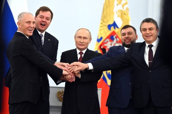 Путин заявил о присоединении к России еще 4 регионов
Путин заявил о присоединении к России еще 4 регионов