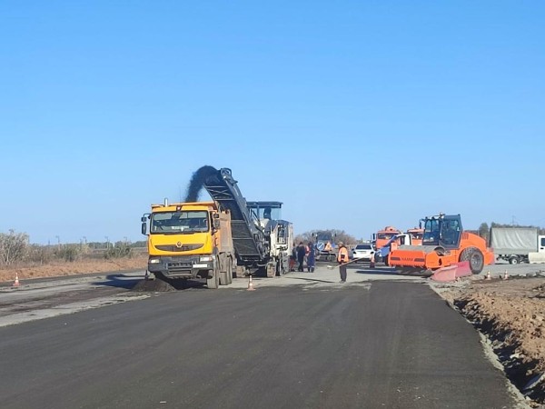 
									Под Омском за миллиард расширяют важную дорогу    [ФОТО]  
