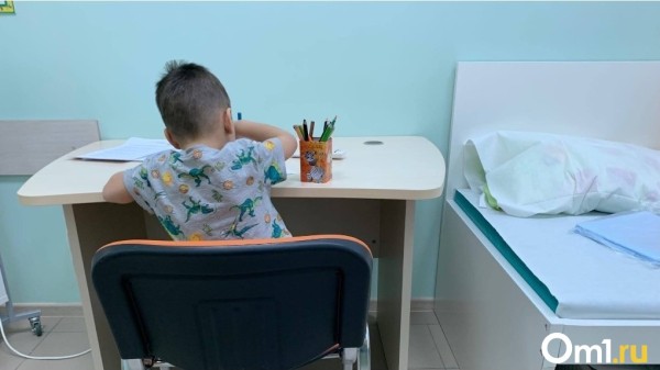 Отекали кисти и стопы: жительница Новосибирска рассказала о мучениях сына из-за неверного диагноза