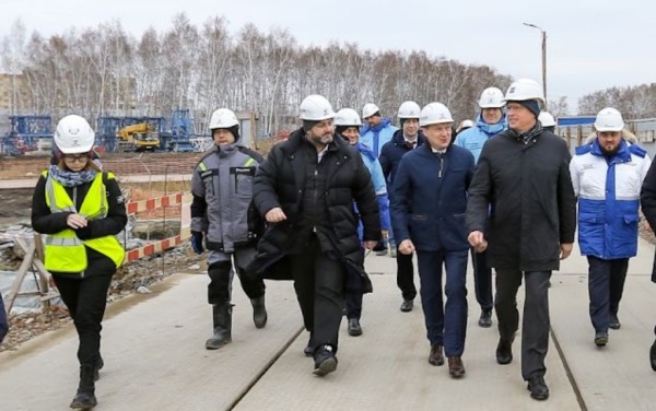 
									Омскому губернатору показали первые квартиры в новом микрорайоне «Зеленая Река»   [ФОТО]  