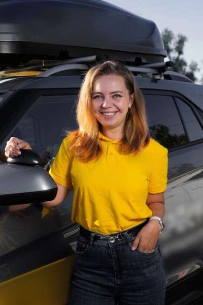 "Она сказала, что не хочет учиться у ребёнка". Интервью с девушкой, обучающей омичей вождению