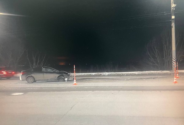 
									В Омске иномарка врезалась в столб: пострадал пьяный водитель со спутницей   [ФОТО]  