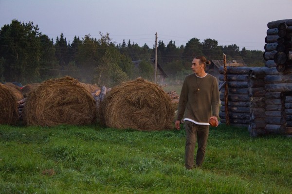 Отец Яков, Зайка и Гончар. Актёр Роман Николаев рассказал о работе в театре и "зове предков"