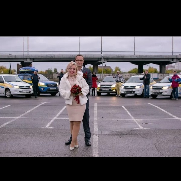 "Она сказала, что не хочет учиться у ребёнка". Интервью с девушкой, обучающей омичей вождению