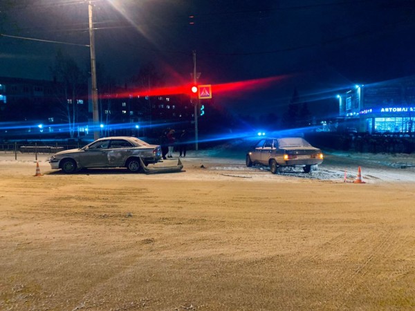 
									В Омске иномарка врезалась в ВАЗ с двумя детьми   [ФОТО]  