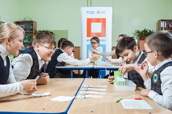 ОНПЗ помог омской школе № 8 оборудовать эколабораторию