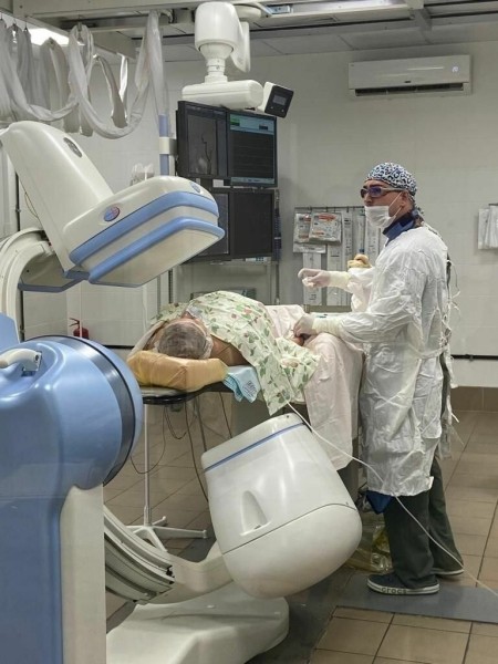 Омские врачи спасли мужчину, который истекал кровью по неизвестной причине — ФОТО