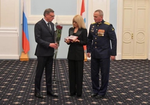 Александр Бурков вручил ордена Мужества семьям погибших в СВО бойцам Александр Бурков вручил ордена Мужества семьям погибших в СВО бойцам