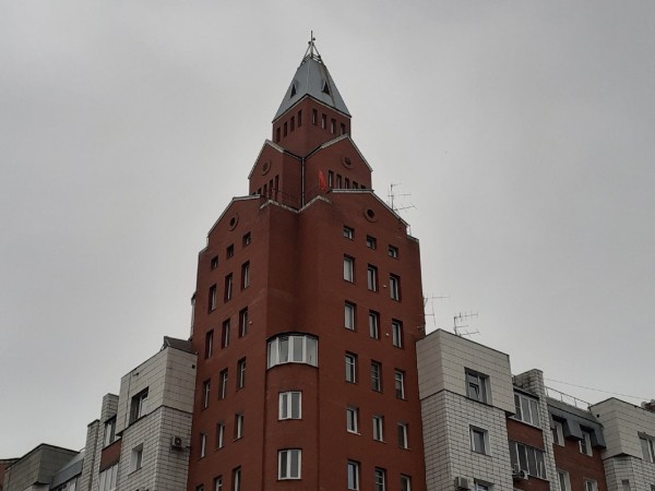 
									На «башни Сакена» в центре Омска водрузили красные флаги   [ФОТО]  