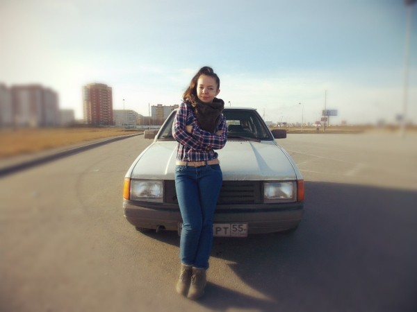 "Она сказала, что не хочет учиться у ребёнка". Интервью с девушкой, обучающей омичей вождению