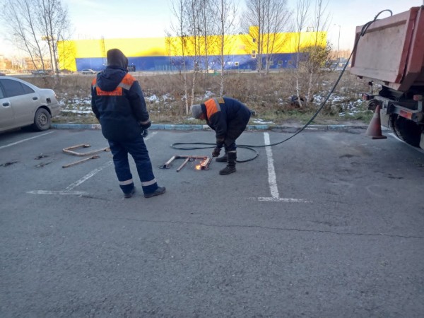 
									В Омске продолжают демонтировать незаконные парковочные барьеры   [ФОТО]  